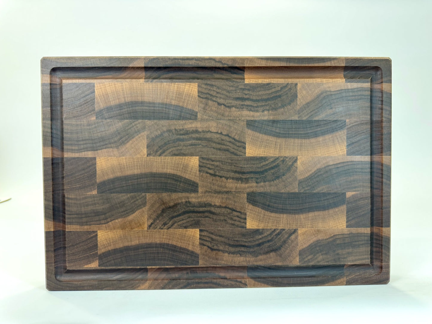635 Walnut 18 x 12 x 1 3/4 "One-Off" with Finger Grooves and Juice Groove