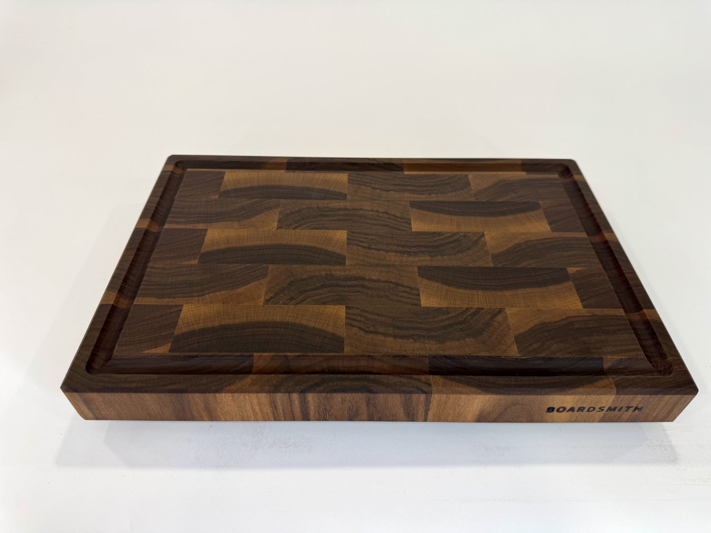 635 Walnut 18 x 12 x 1 3/4 "One-Off" with Finger Grooves and Juice Groove