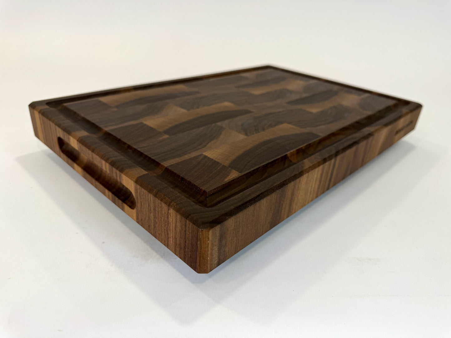 635 Walnut 18 x 12 x 1 3/4 "One-Off" with Finger Grooves and Juice Groove