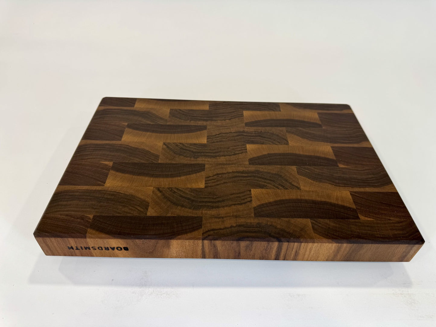 635 Walnut 18 x 12 x 1 3/4 "One-Off" with Finger Grooves and Juice Groove